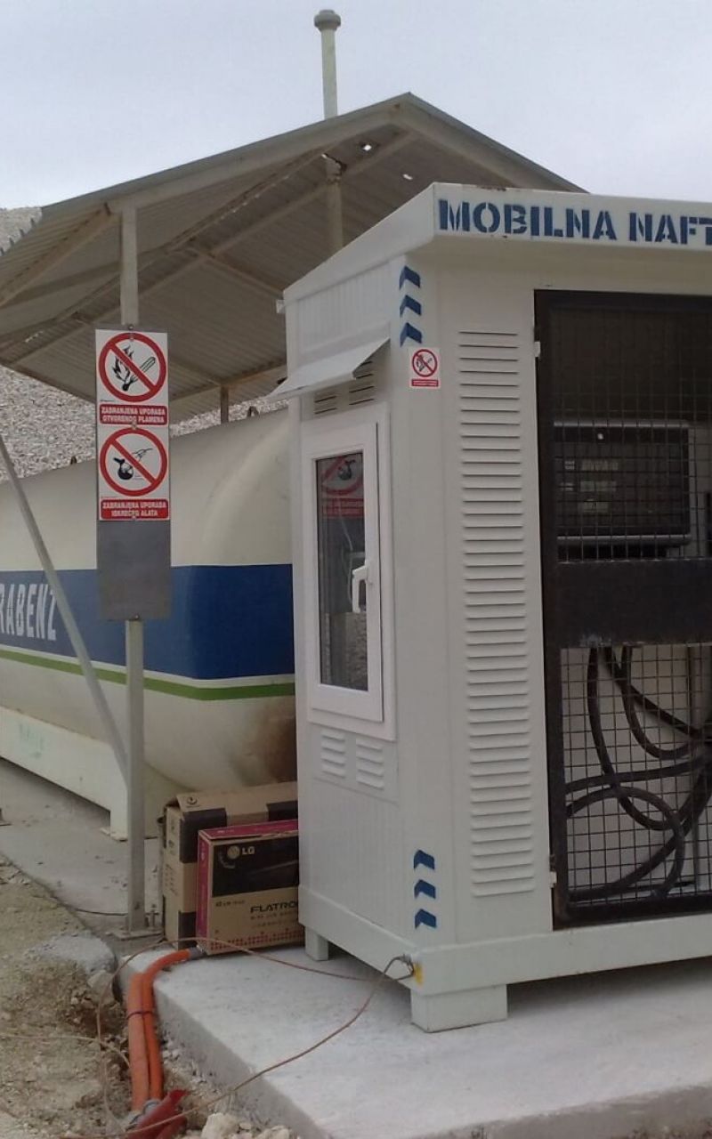 Interna naftna benzinska pumpa